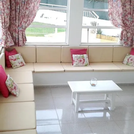 Elegant In With Private Pool. Vila